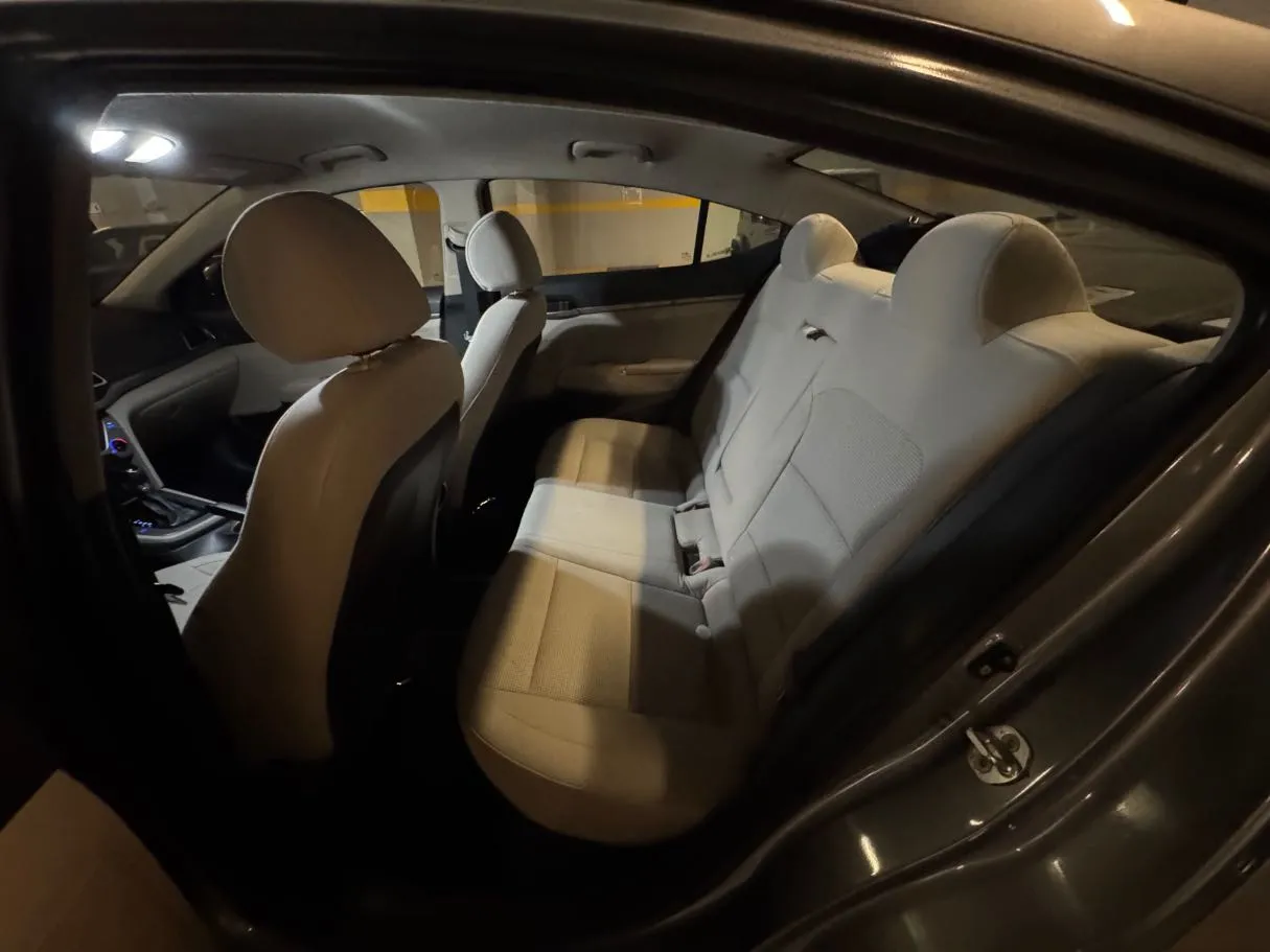 Car image 12