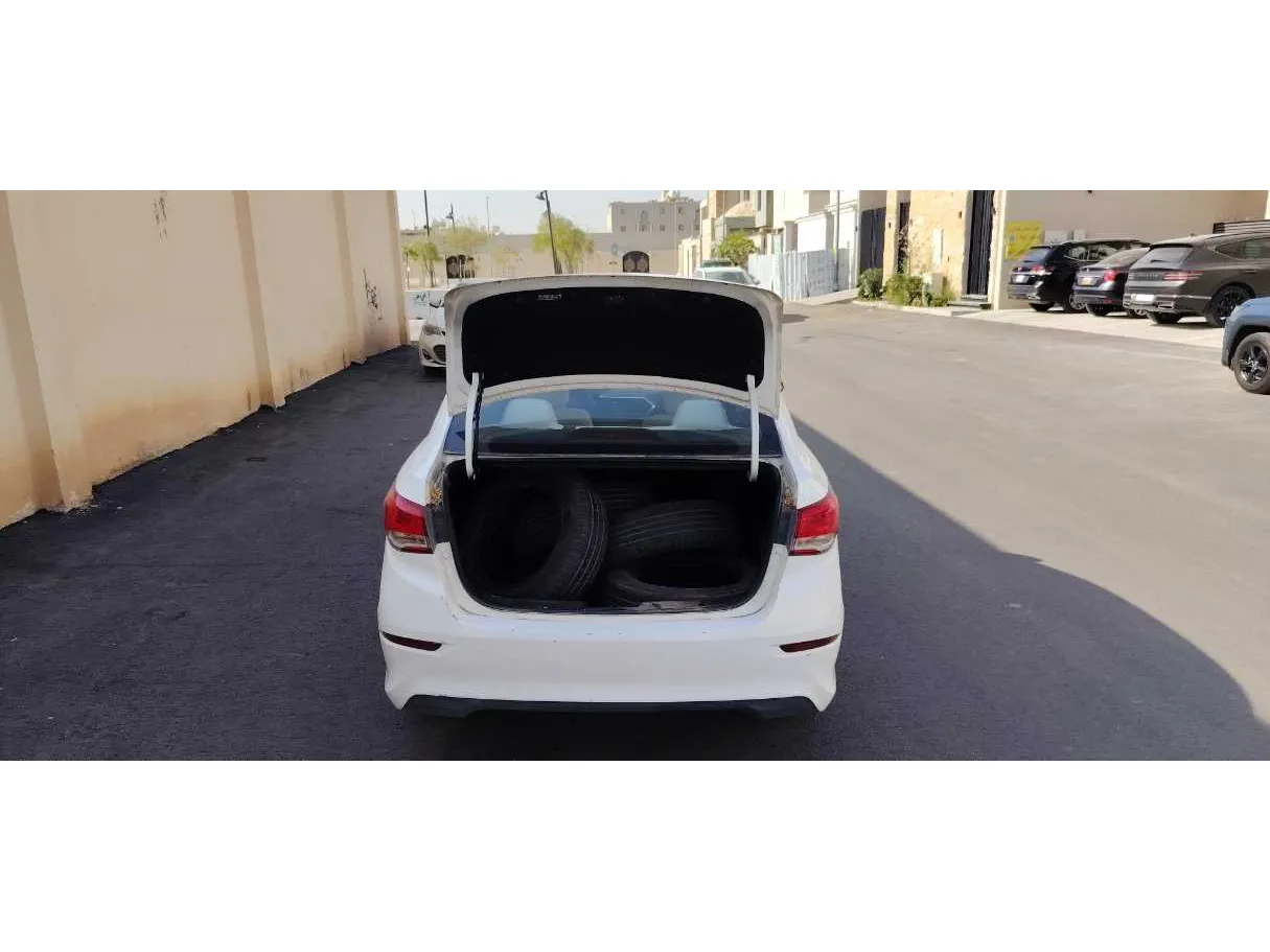 Car image 18
