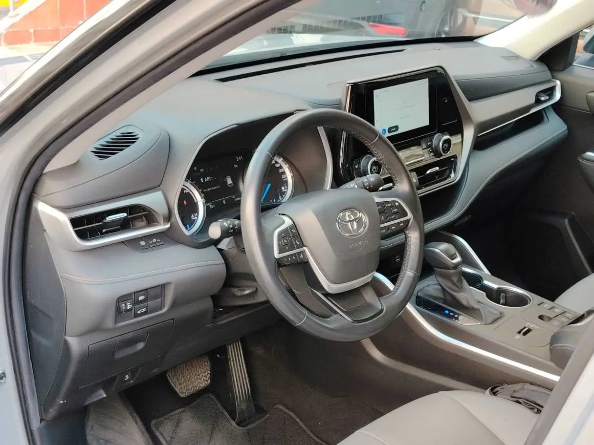 Car image 12