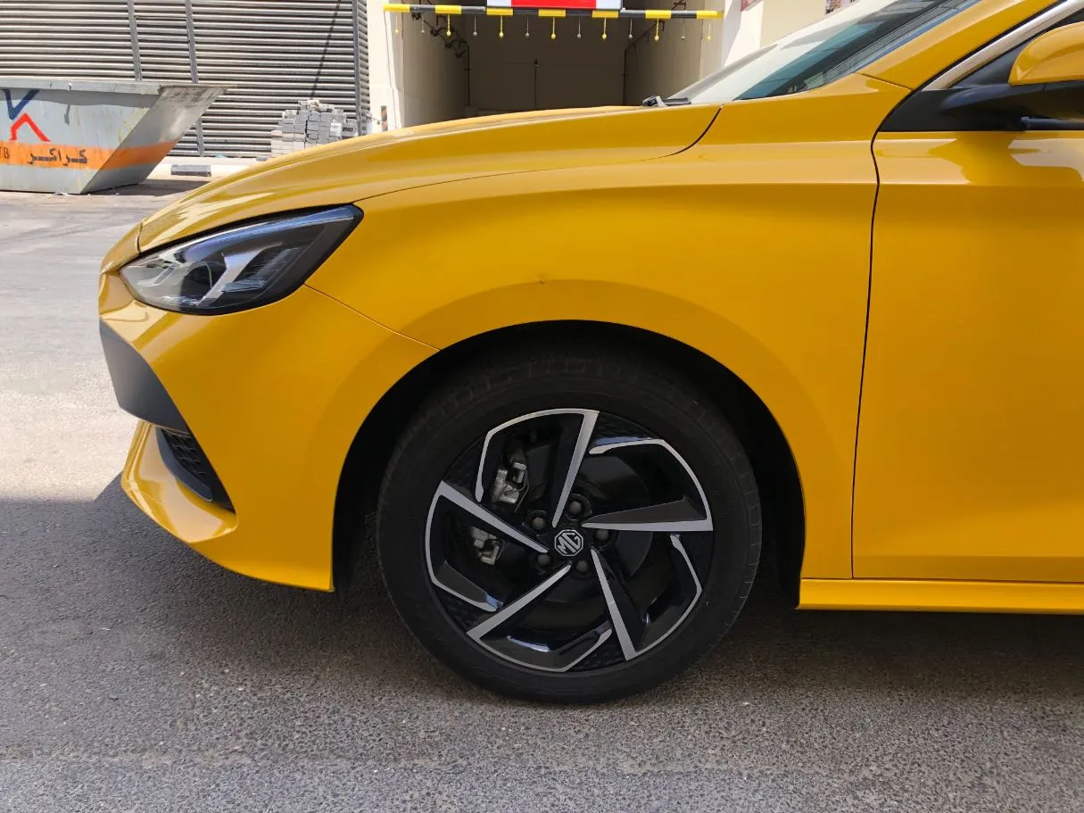 Car image 9