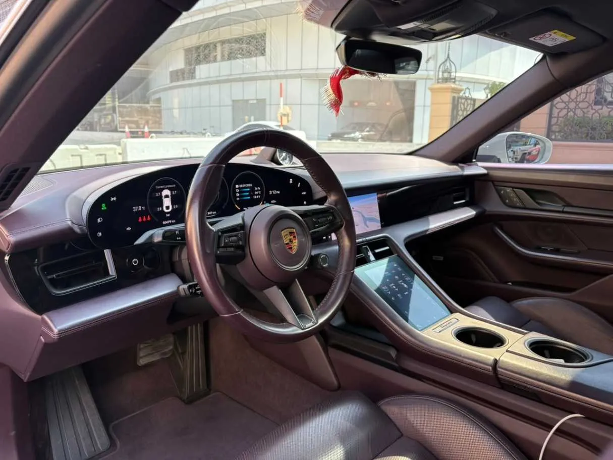 Car image 11