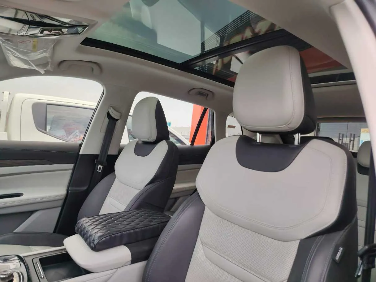 Car image 13