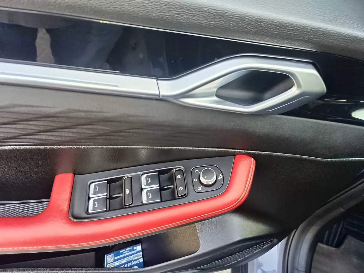 Car image 35