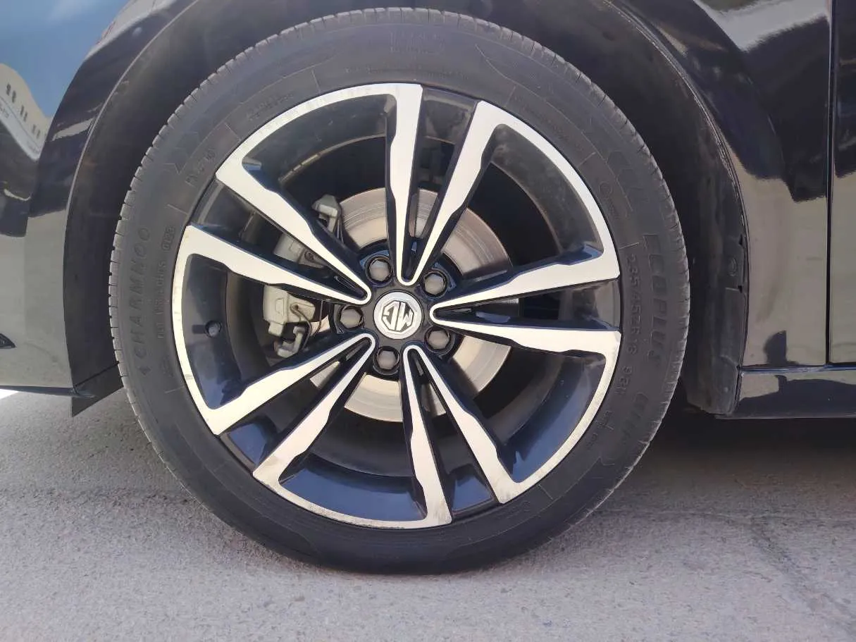 Car image 10