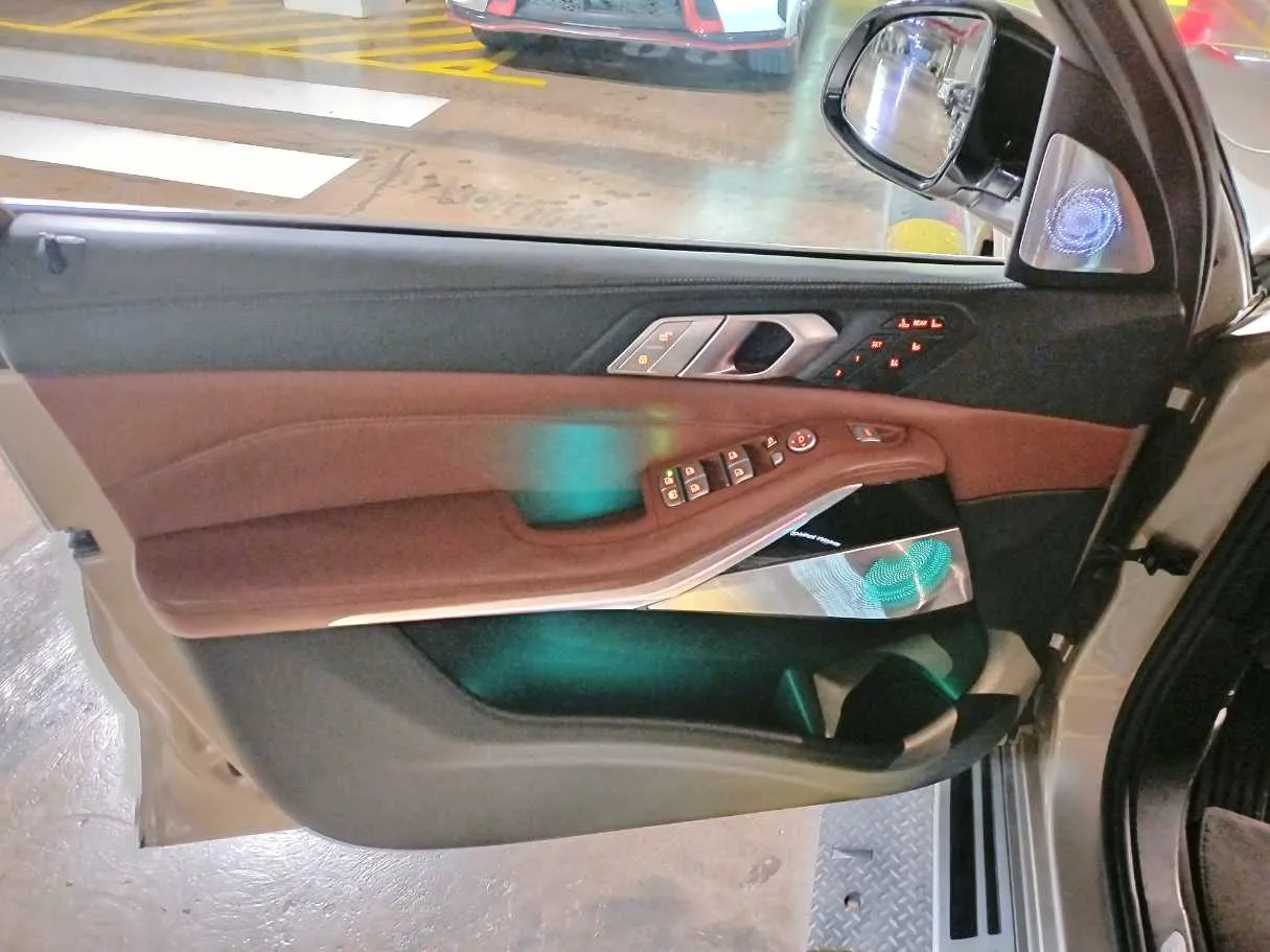 Car image 8