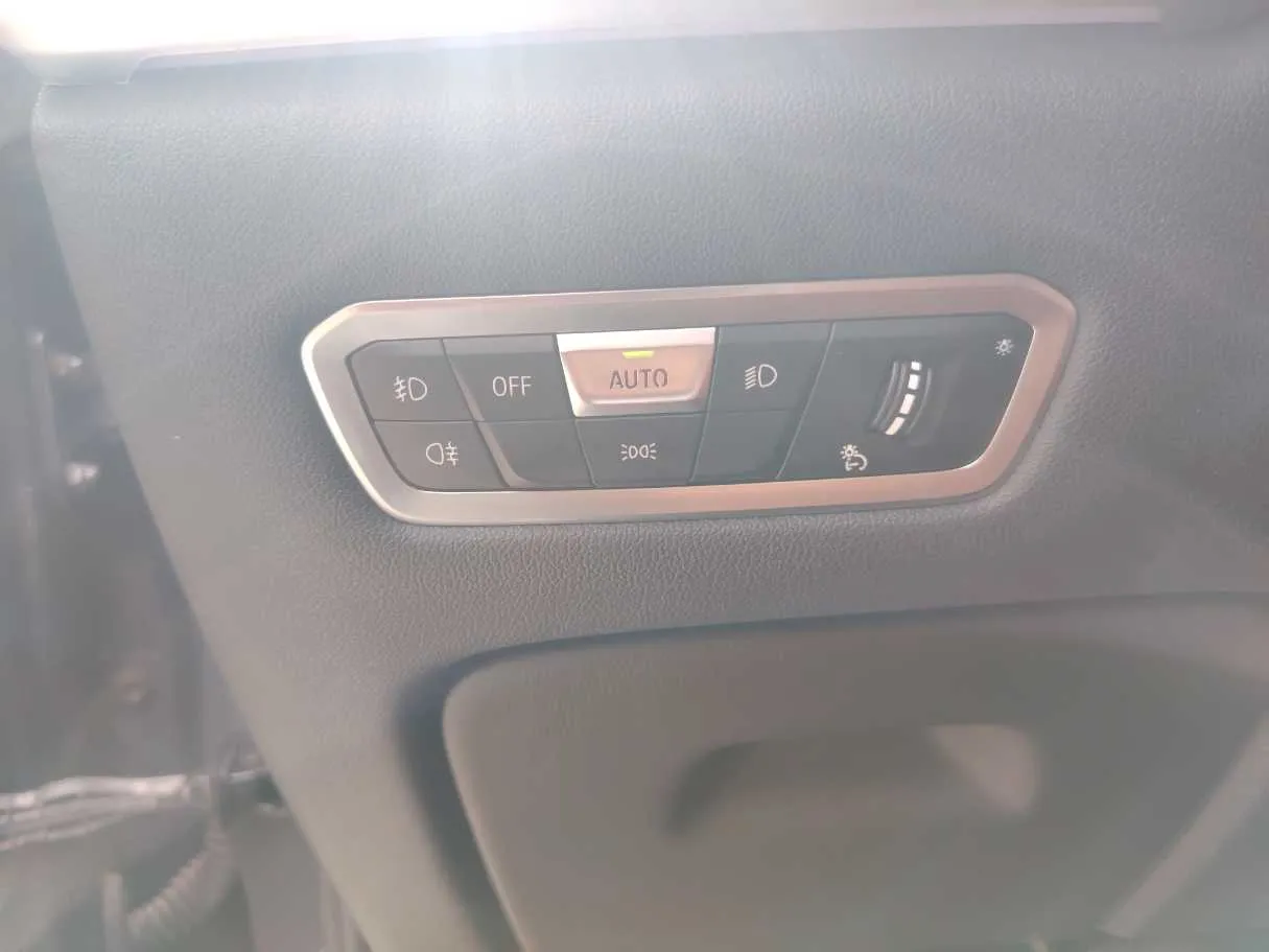 Car image 28