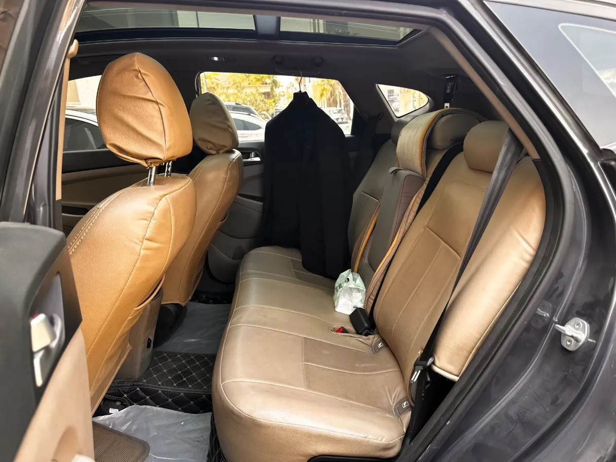Car image 13