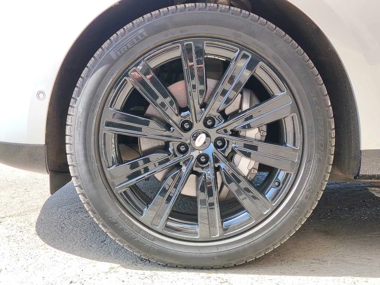 Car image 10