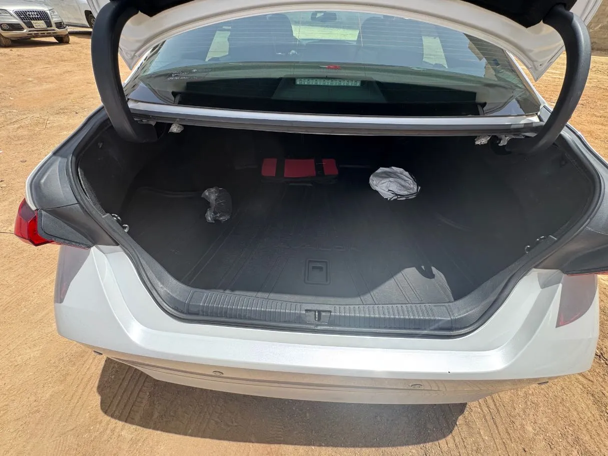 Car image 18