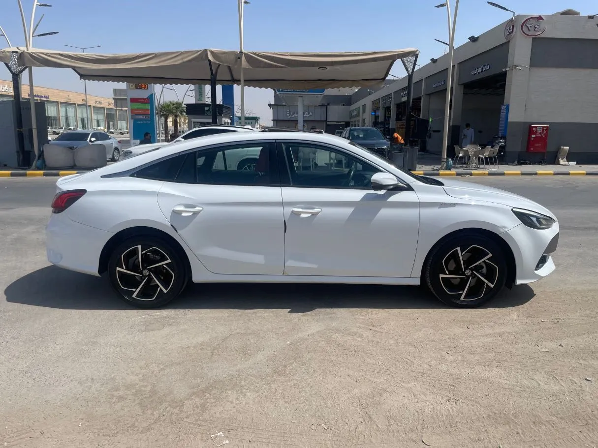 Car image 4