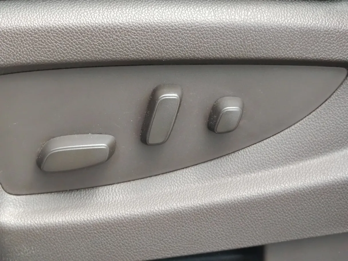 Car image 33