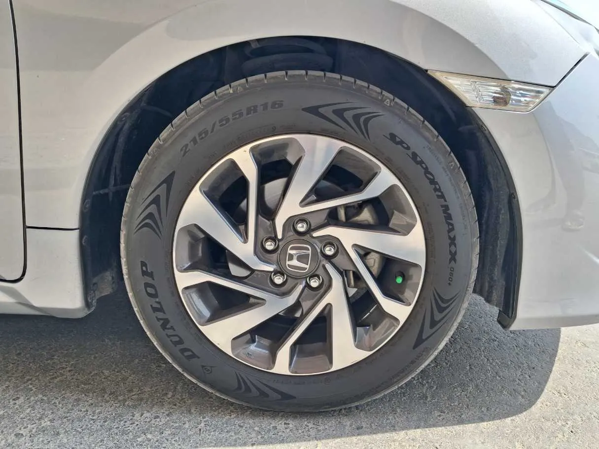 Car image 9
