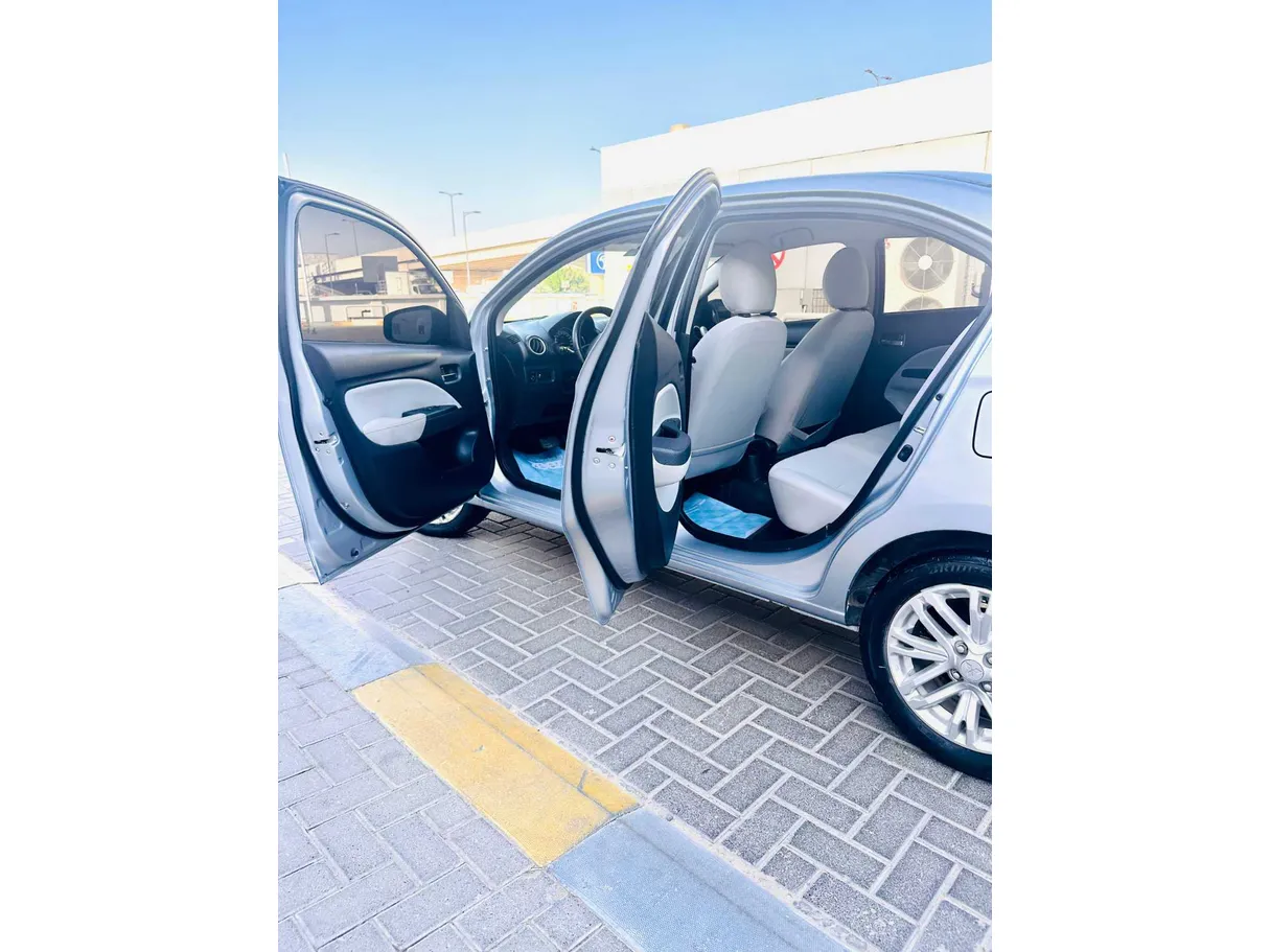 Car image 13