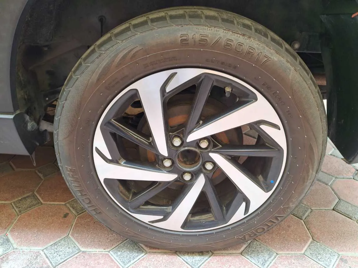 Car image 9