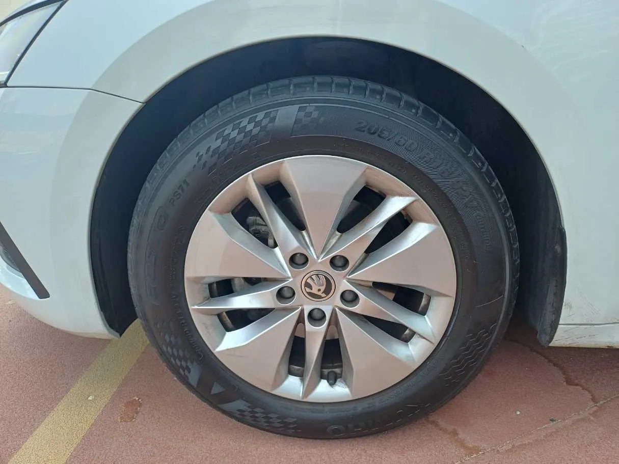 Car image 9