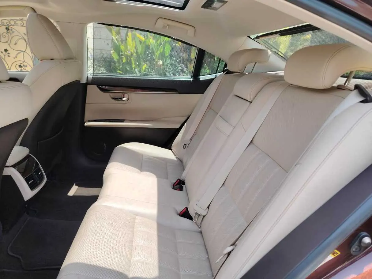 Car image 16