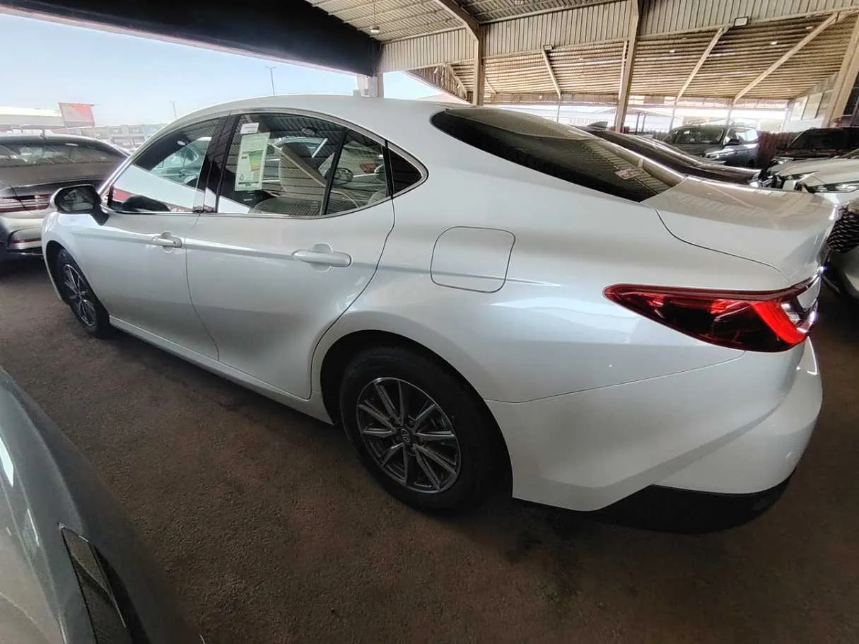 Car image 8