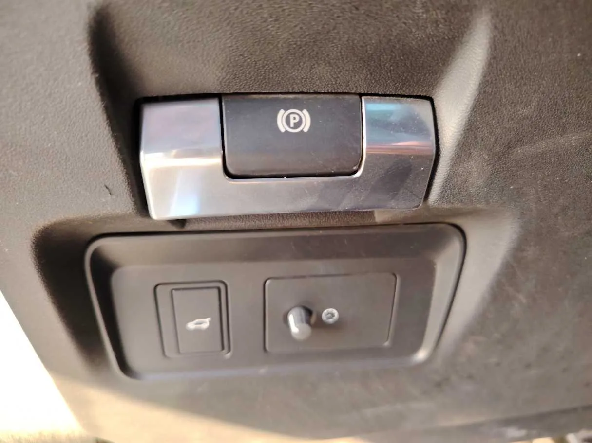 Car image 30