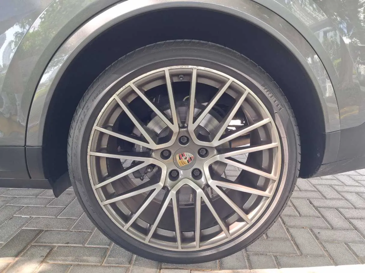 Car image 9