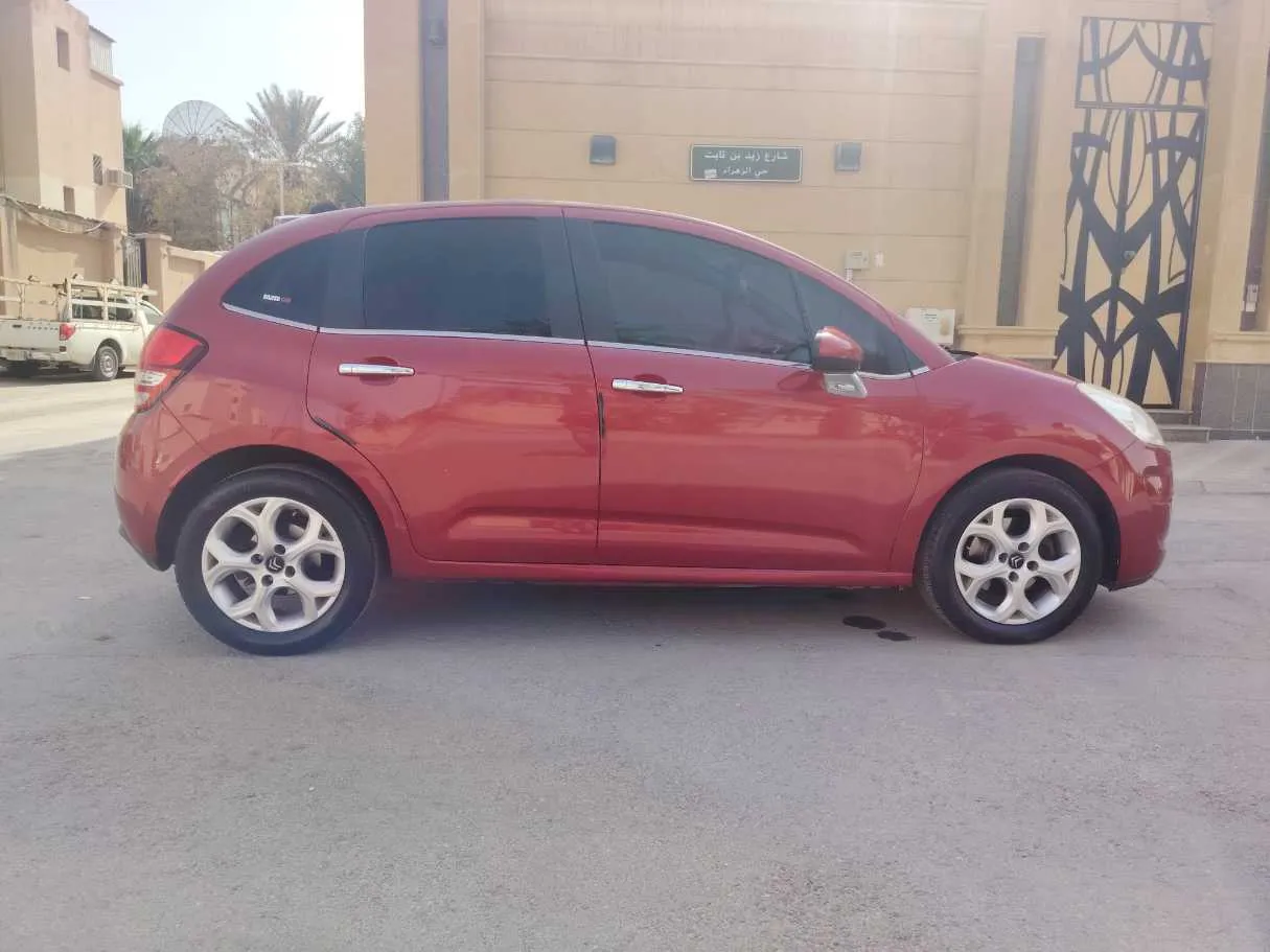 Car image 4