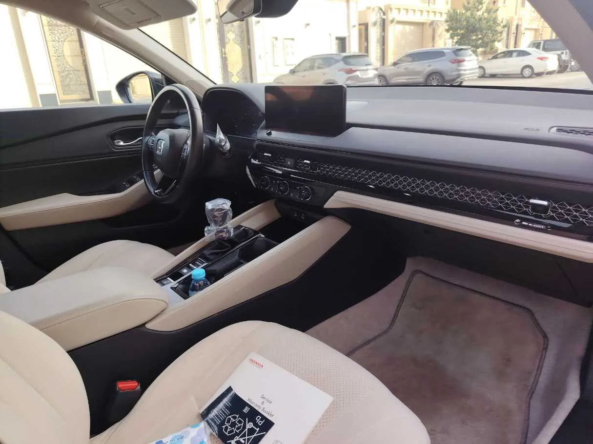 Car image 14