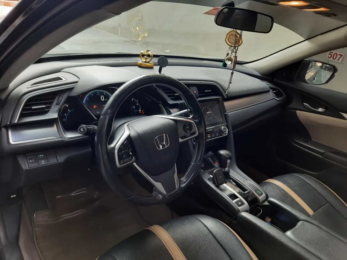 Car image 11