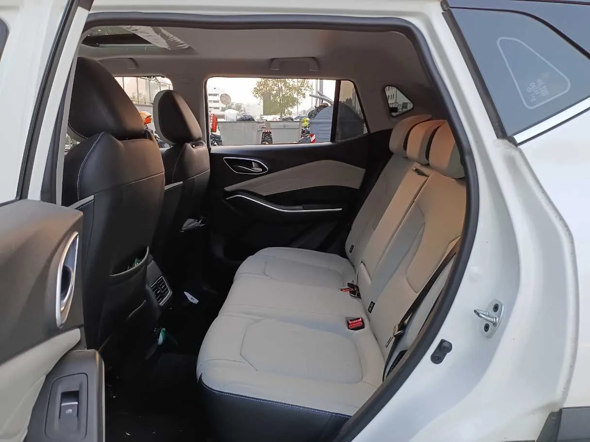Car image 13