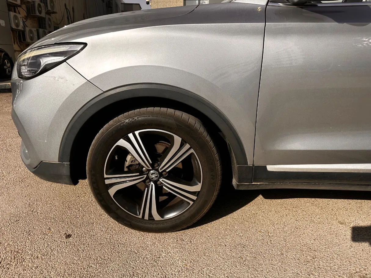 Car image 9