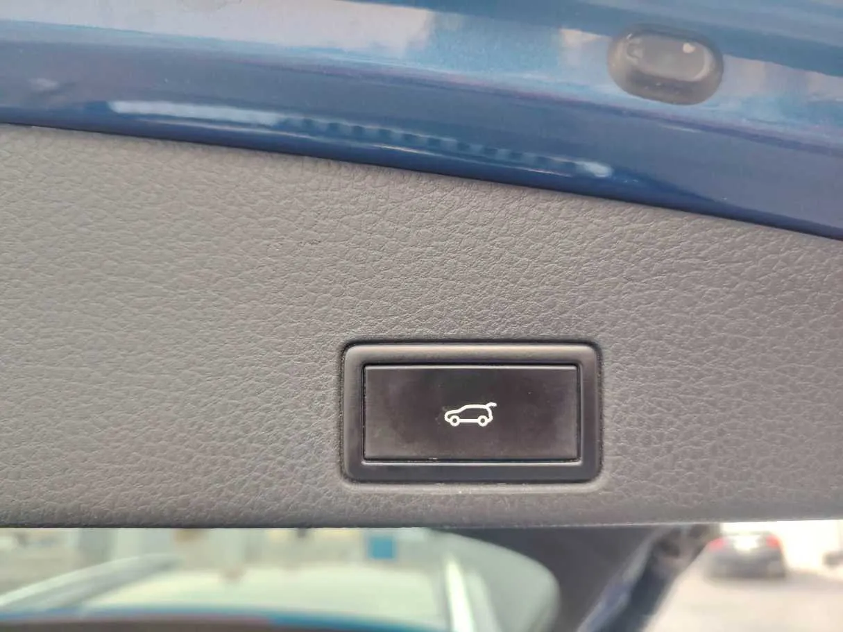 Car image 37