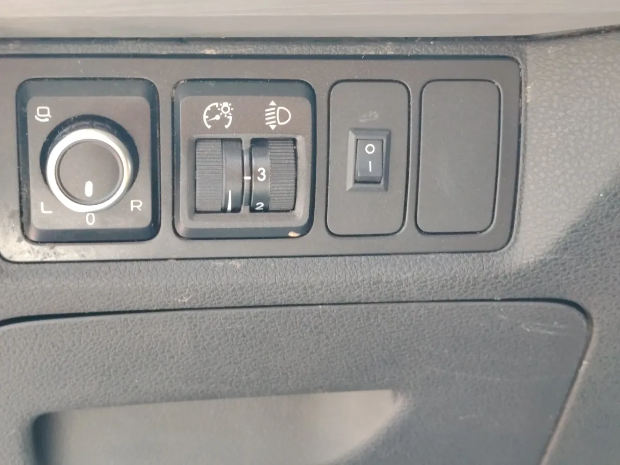 Car image 26