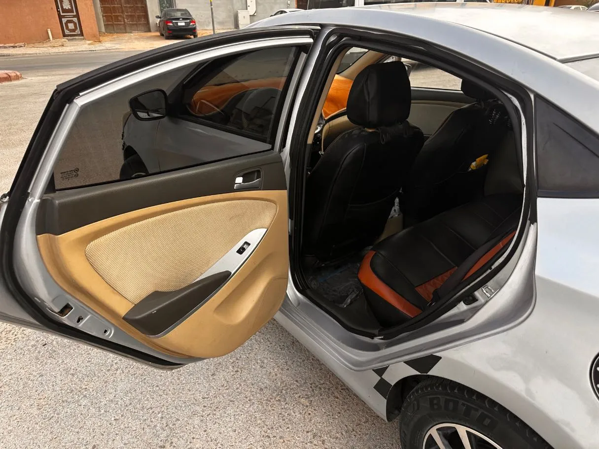 Car image 13