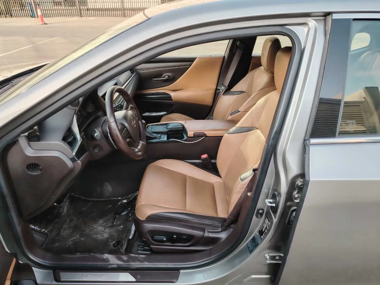Car image 13