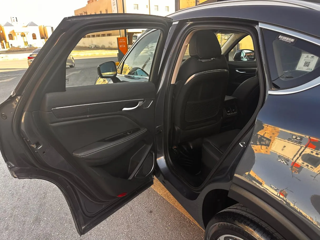 Car image 14