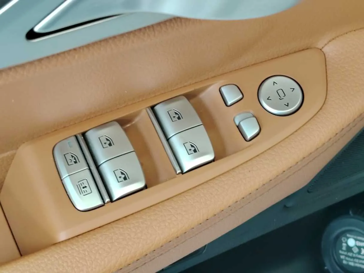 Car image 25
