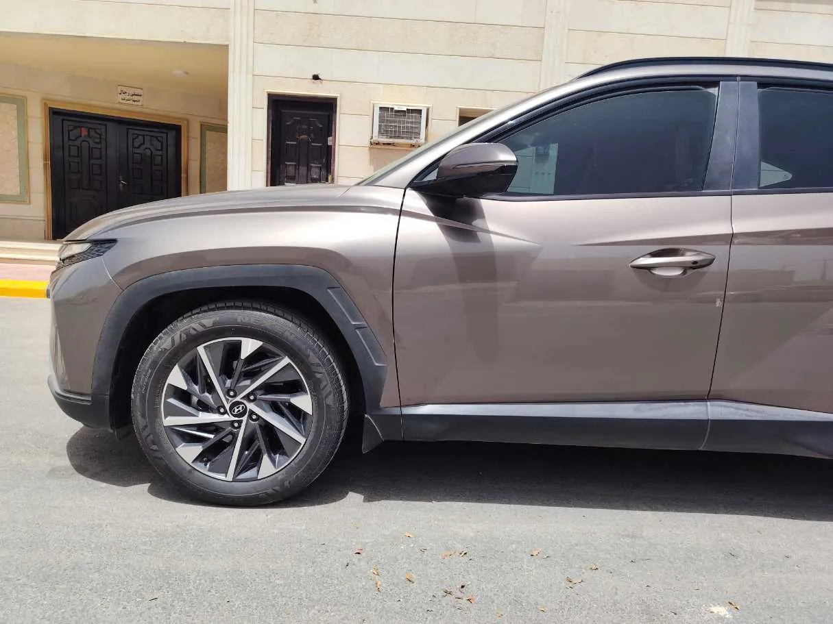 Car image 8