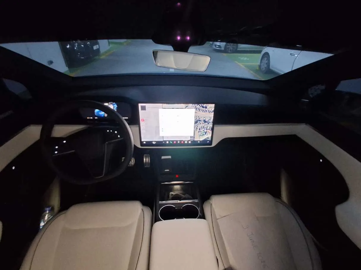 Car image 14