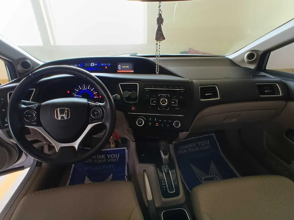 Car image 14
