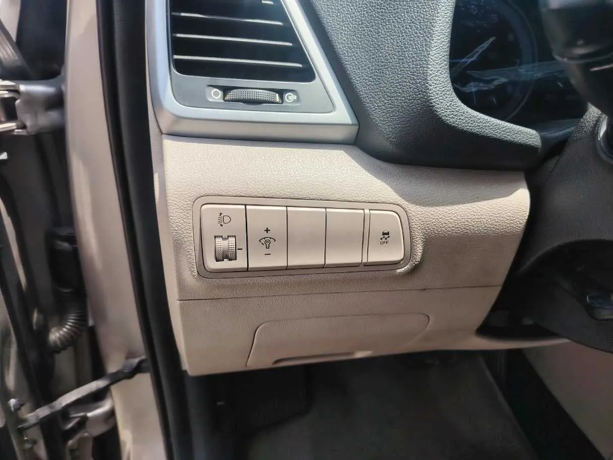 Car image 35