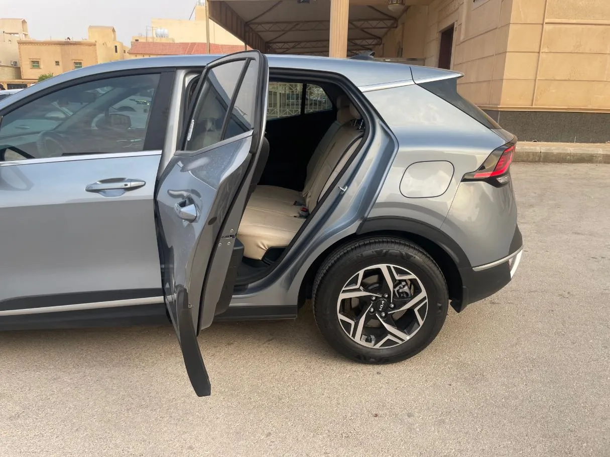Car image 14