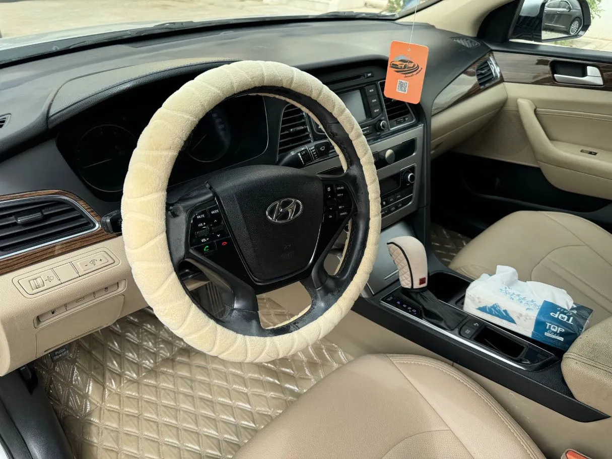 Car image 12