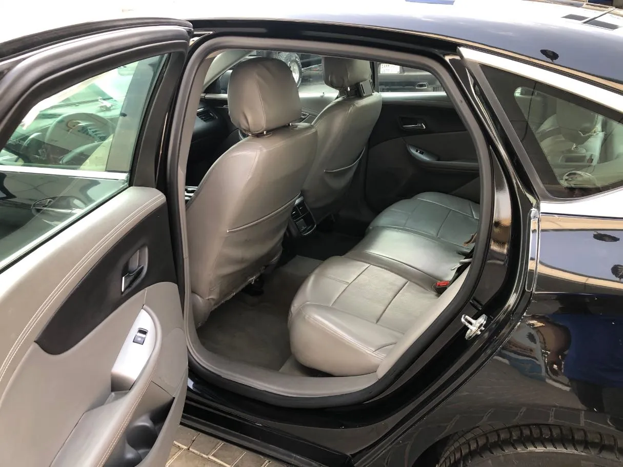 Car image 12