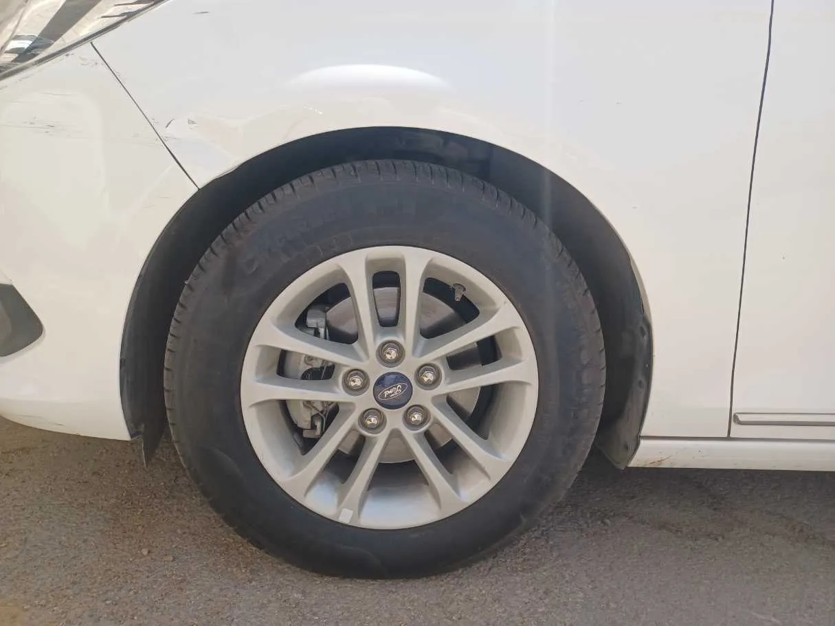Car image 9