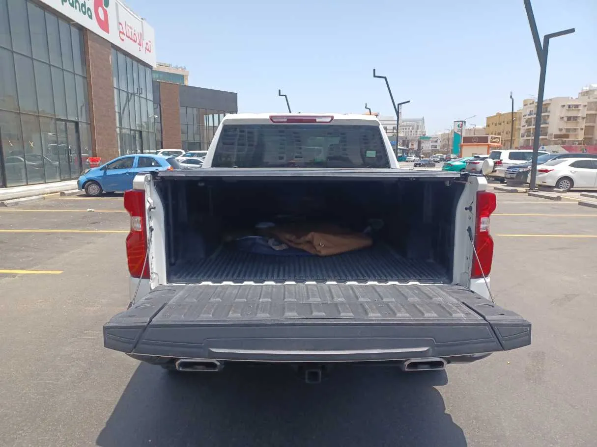 Car image 19