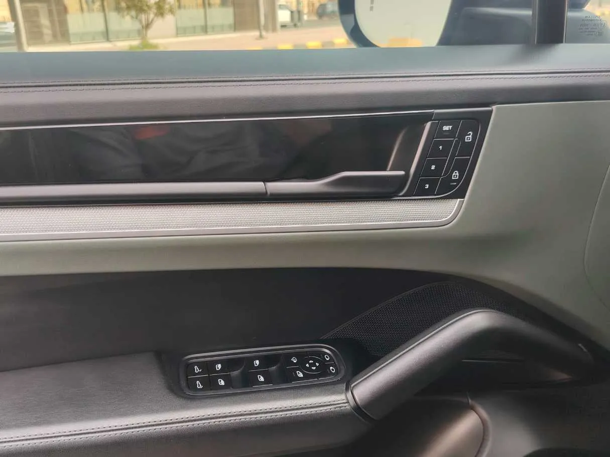 Car image 27