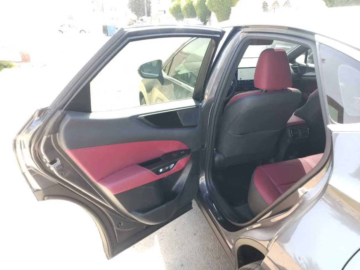 Car image 16