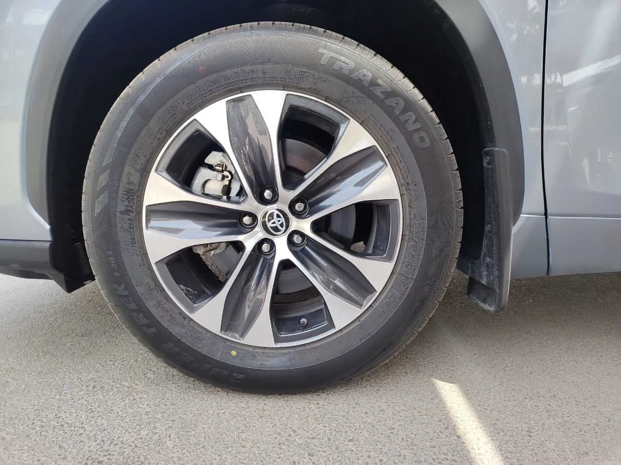 Car image 10