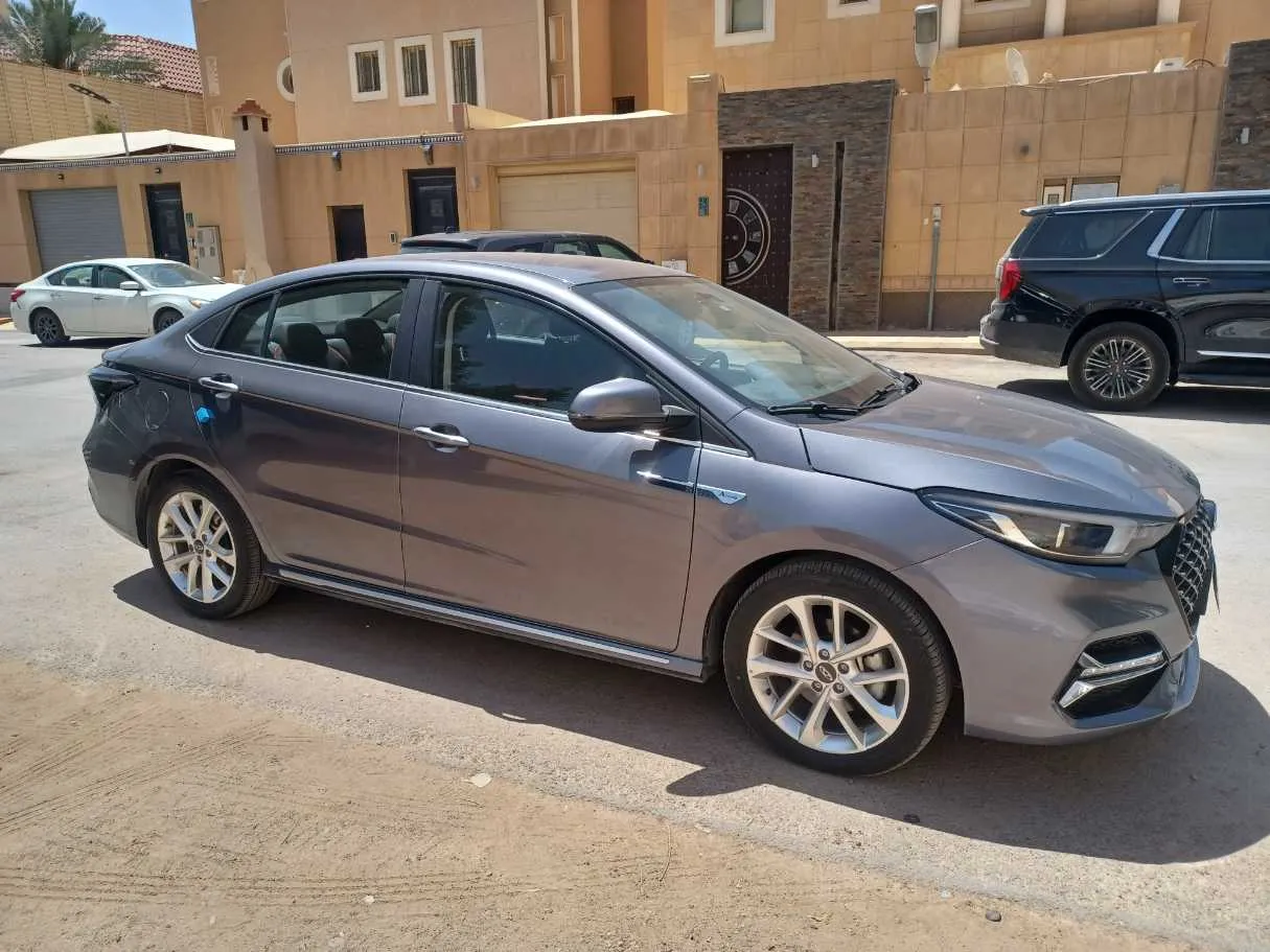 Car image 4