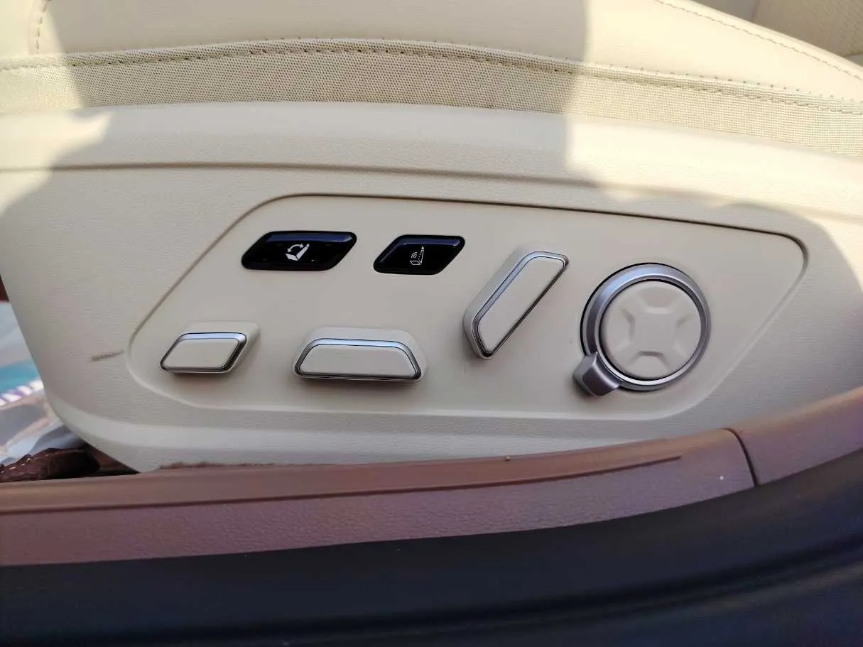 Car image 29