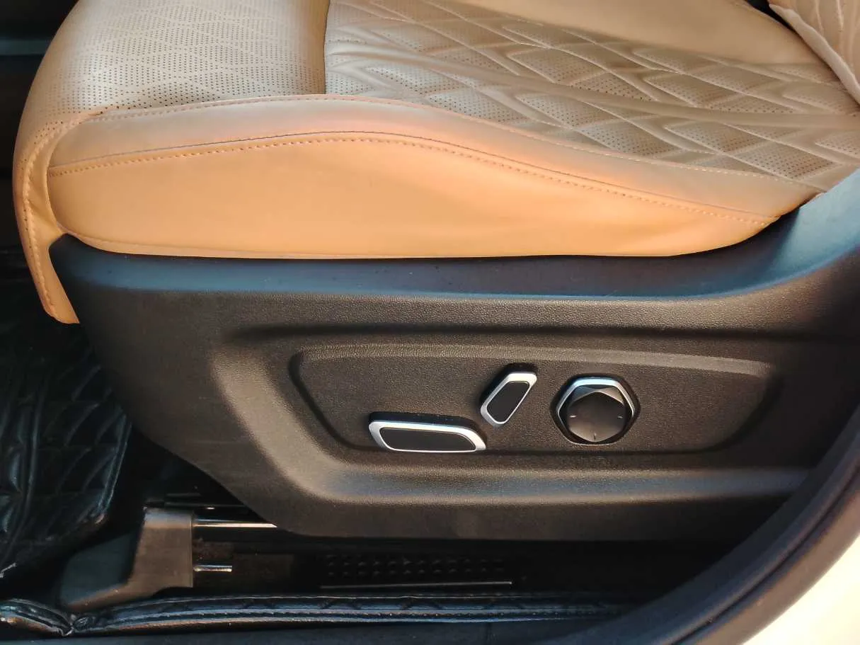 Car image 30