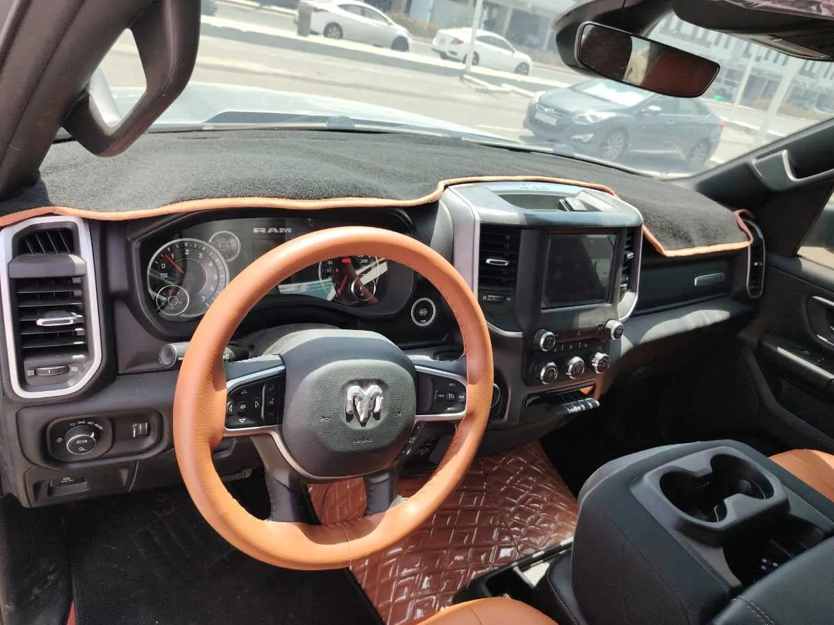 Car image 11